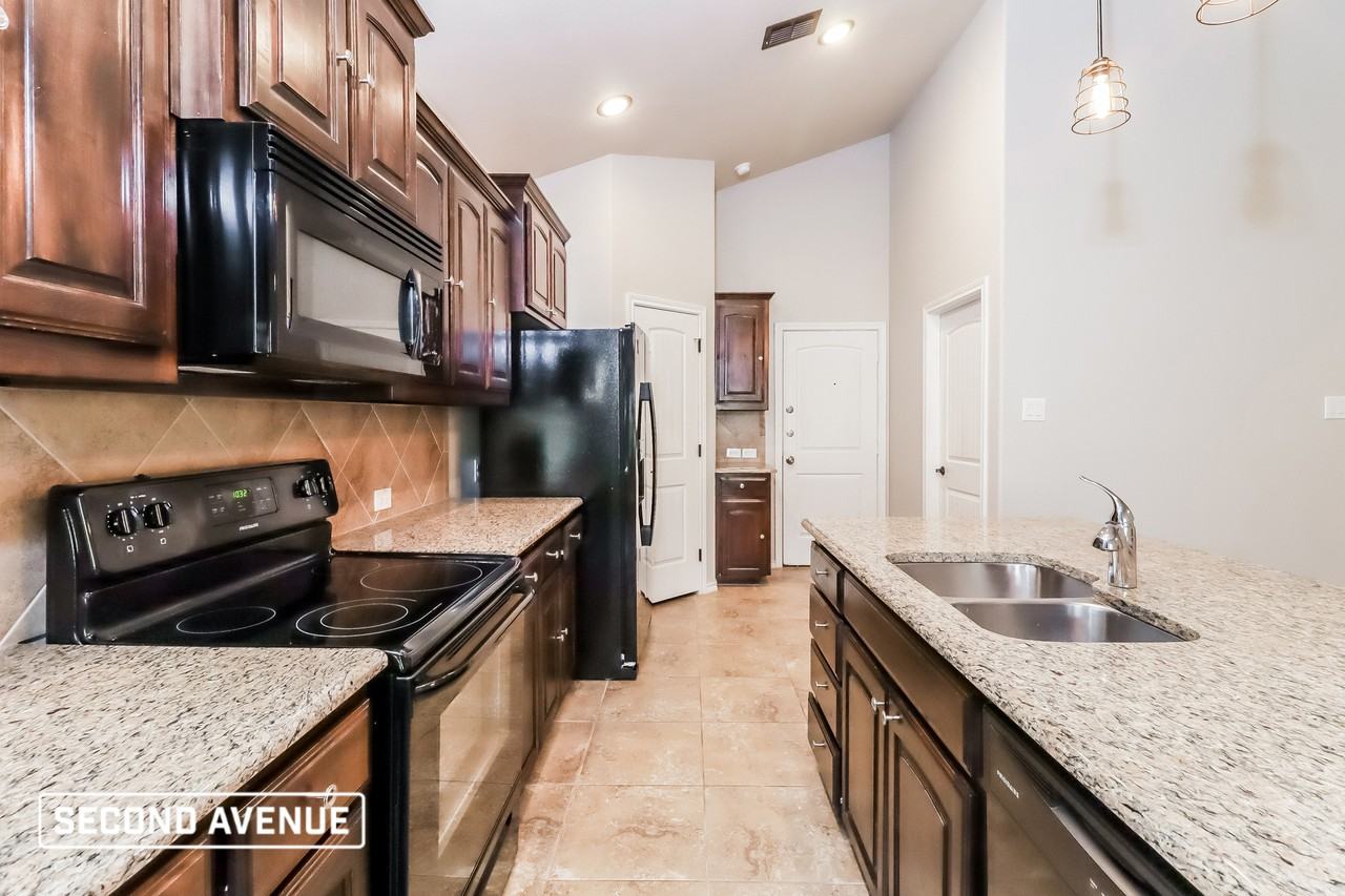 1249 Glen Ct - Photo 2 of 20