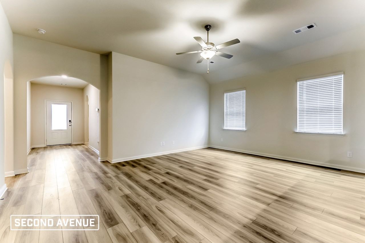 1400 Woodwinds Dr - Photo 4 of 19