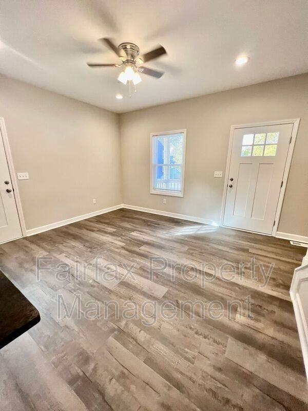 724 Liberty St Apt C - Photo 3 of 28