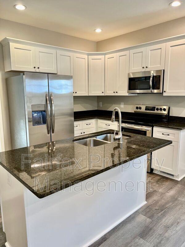 724 Liberty St Apt C - Photo 5 of 28