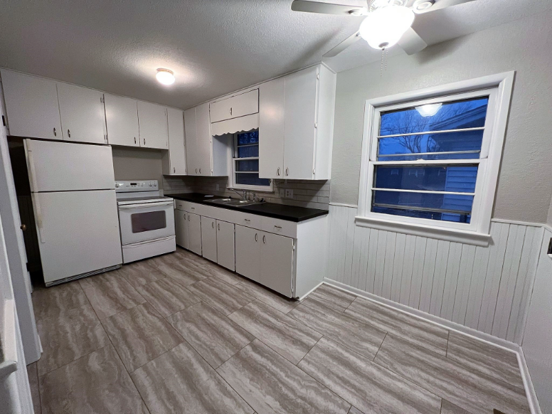 433 S Derby Ave - Photo 2 of 15