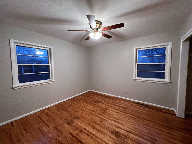 433 S Derby Ave - Photo 3 of 15