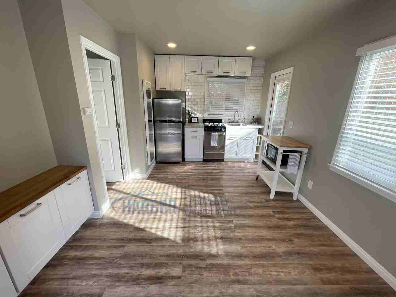 543 W. 5th Street - 545 1/2 #545-1-2 - Photo 3 of 23