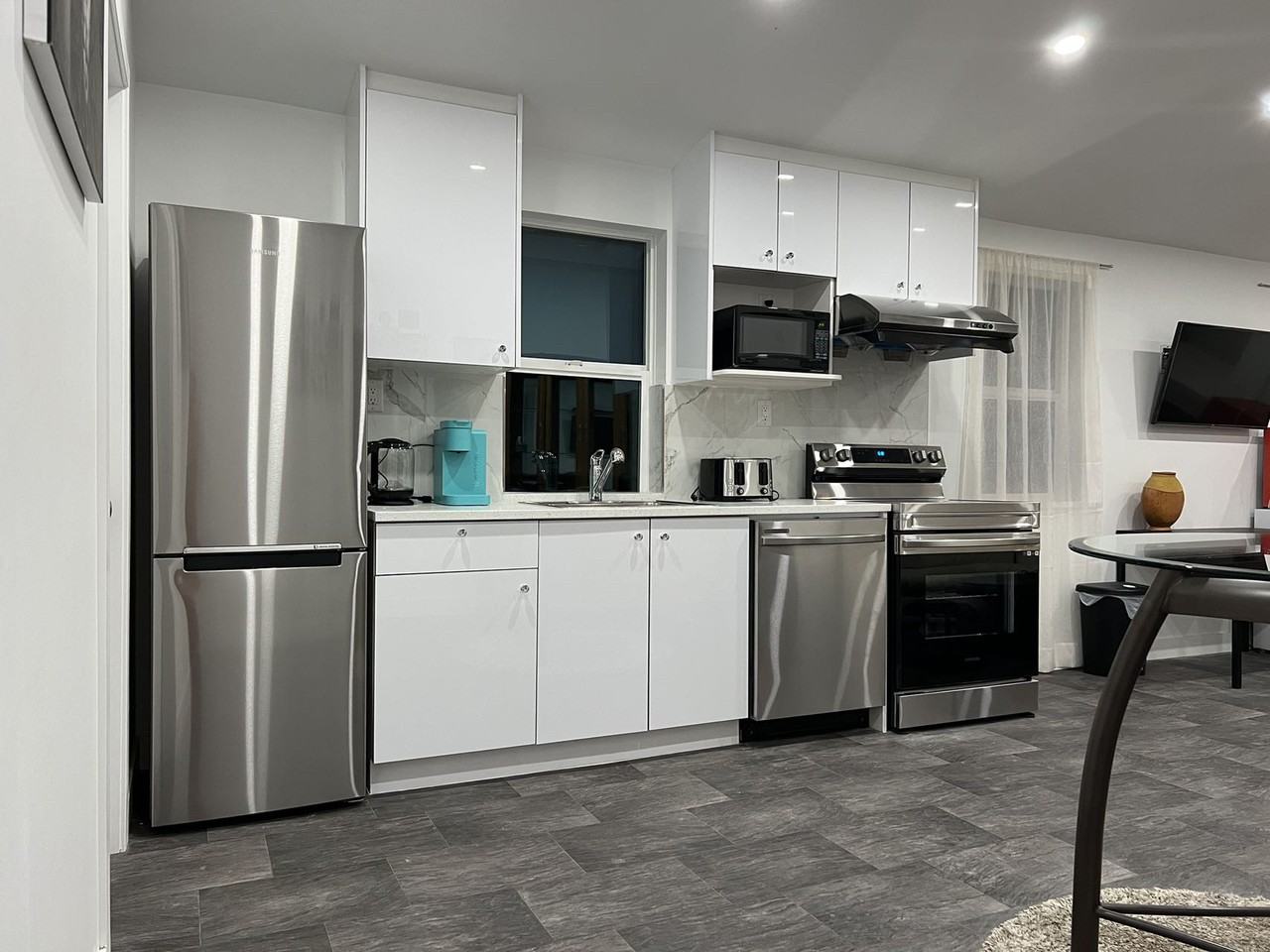 554 E Kings Rd - Photo 3 of 6