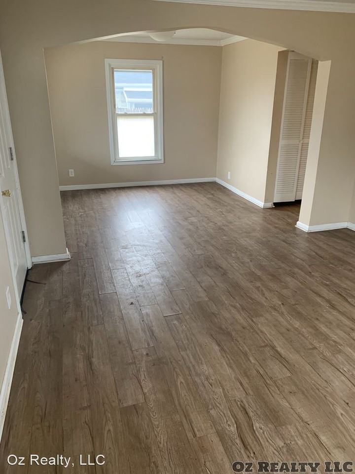 202 Osborne St - Photo 2 of 10