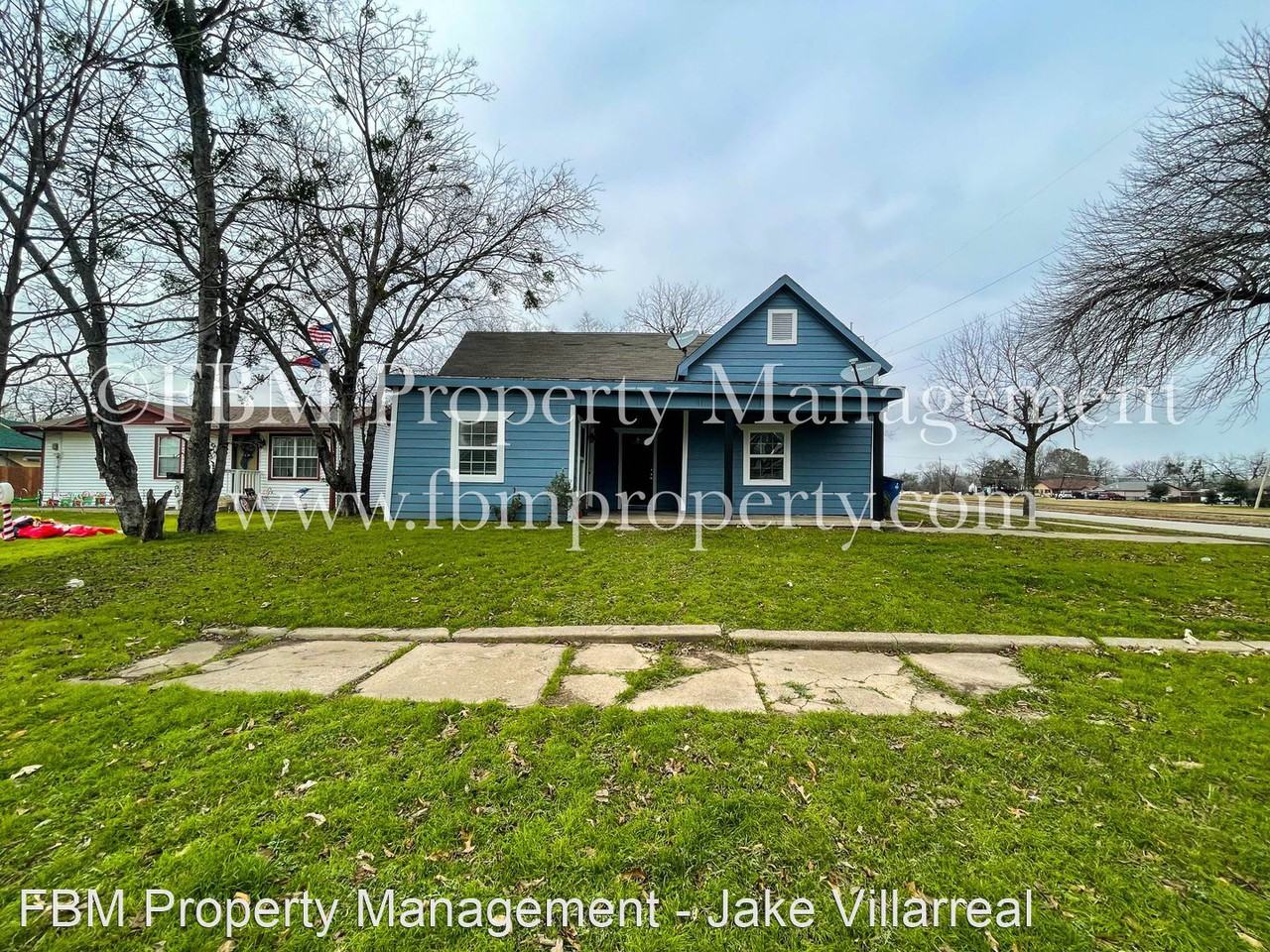 801 NW Main Street - Photo 2 of 12