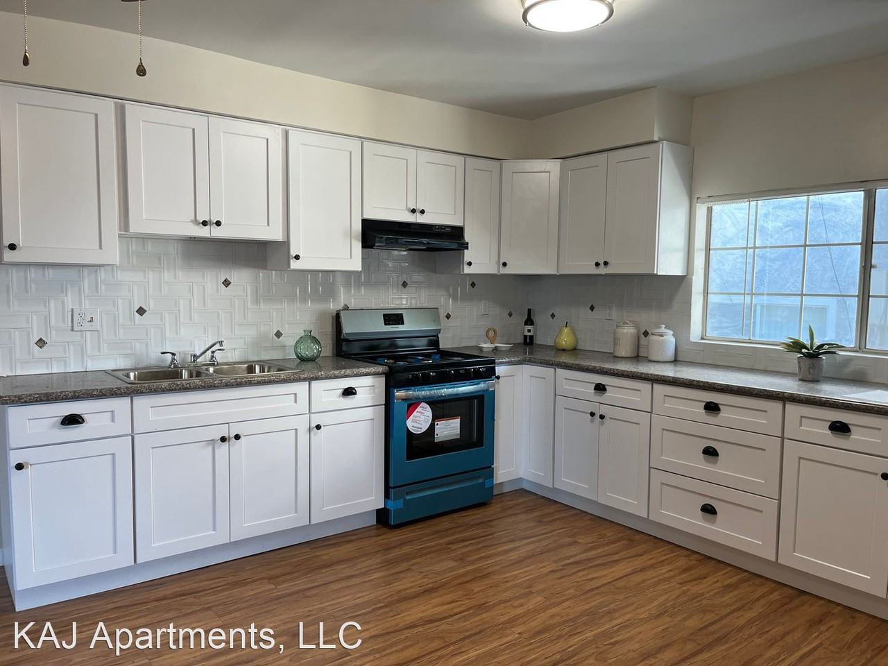 6939 HAZELTINE AVE - Photo 3 of 18