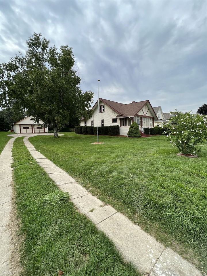 3194 Main St - Photo 3 of 31