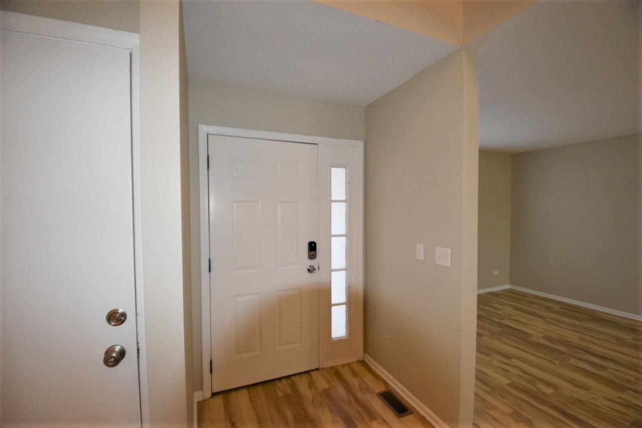 252 Westbrook Cir - Photo 2 of 16