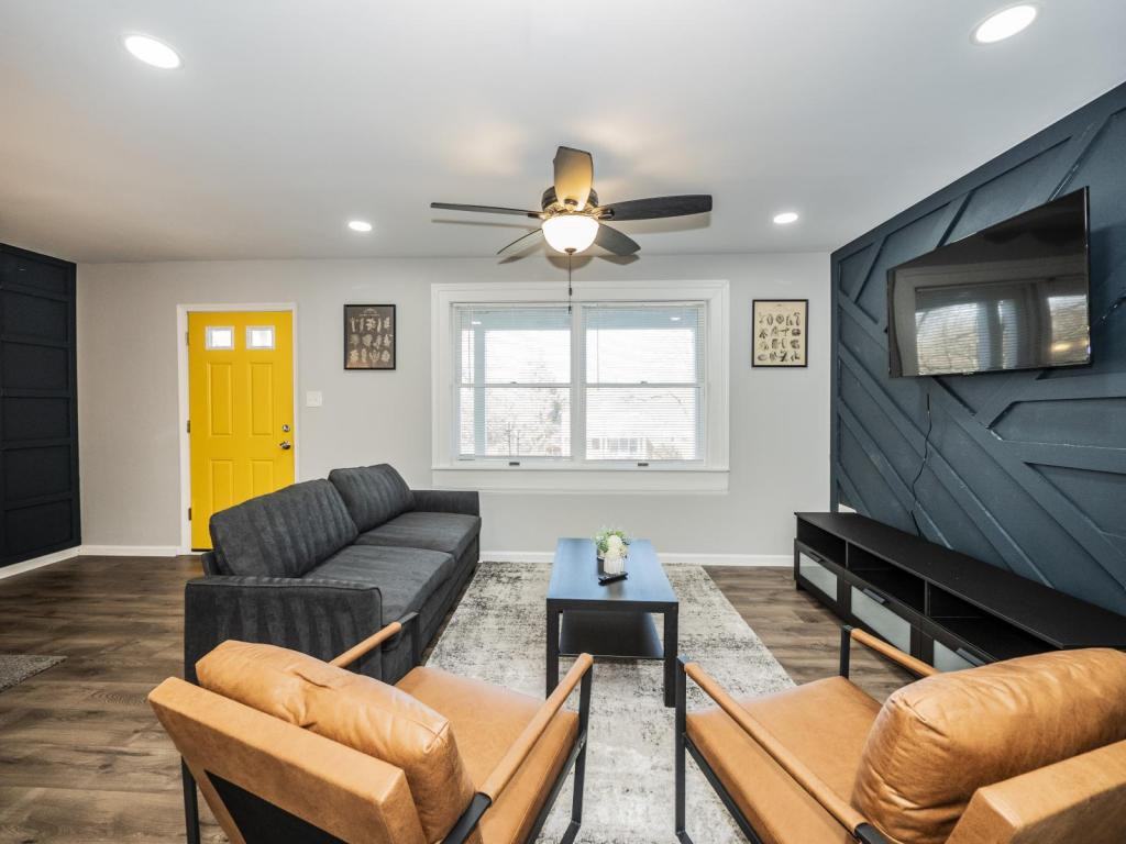 3317 Pennsylvania St - Photo 3 of 26