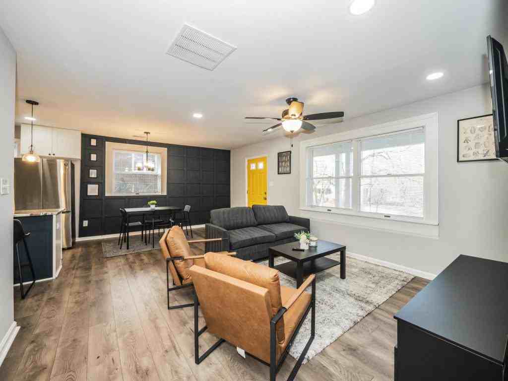 3317 Pennsylvania St - Photo 4 of 26