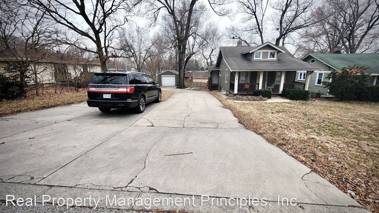 4515 Ne 46th Ter - Photo 2 of 24