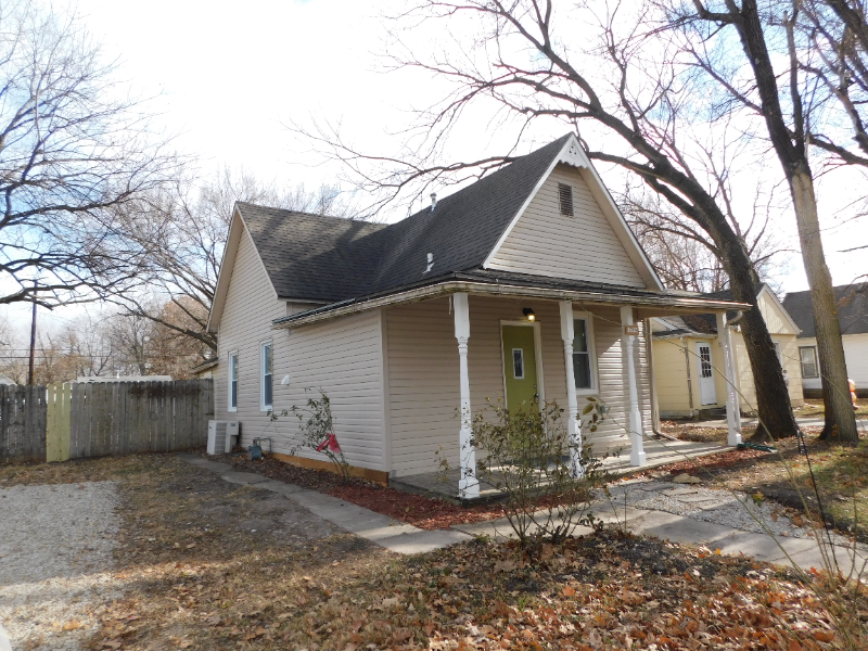 1032 Ne Oakland Ave - Photo 2 of 11