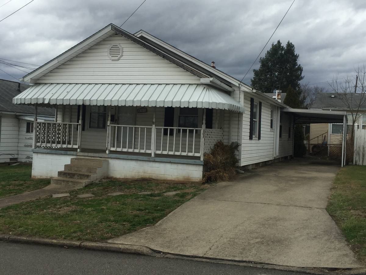 807 8th St - Photo 2 of 8