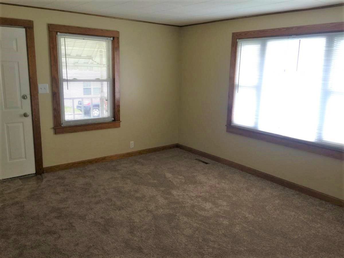 807 8th St - Photo 3 of 8