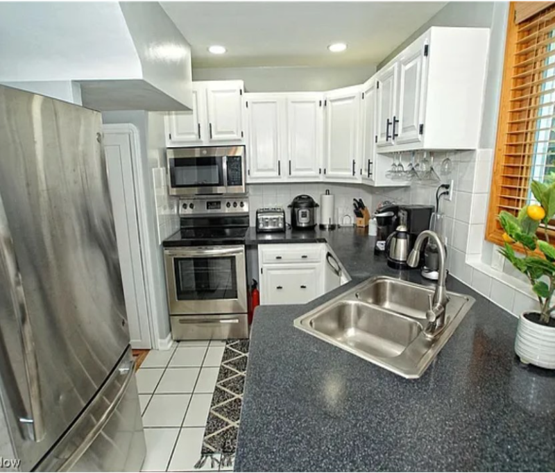 1925 Lakeview Ave - Photo 2 of 11
