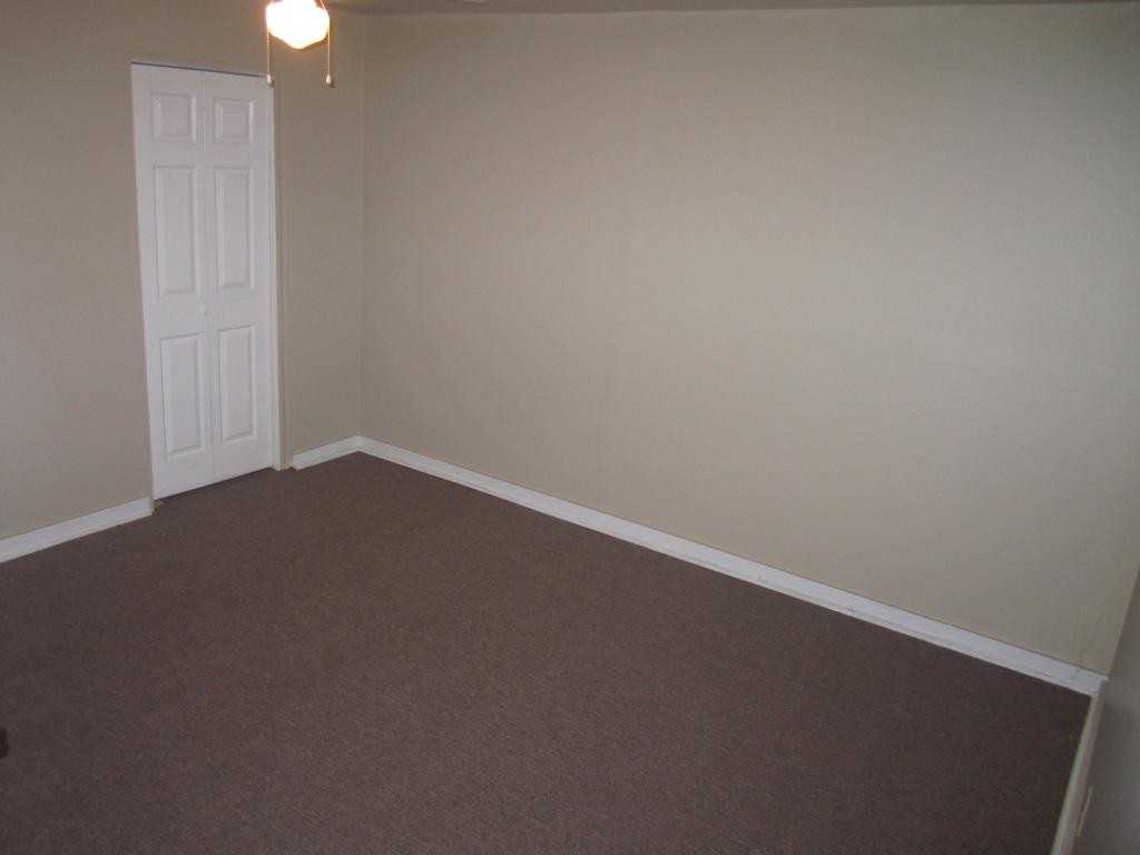 1032 Court St - Photo 5 of 7