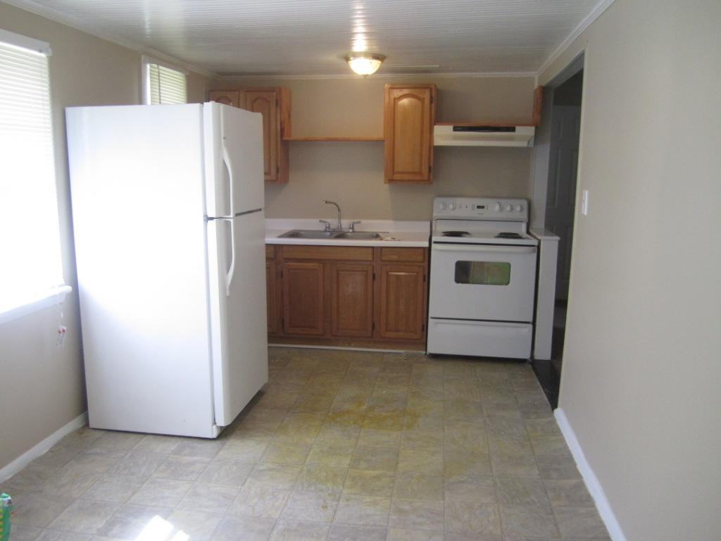 1032 Court St - Photo 6 of 7