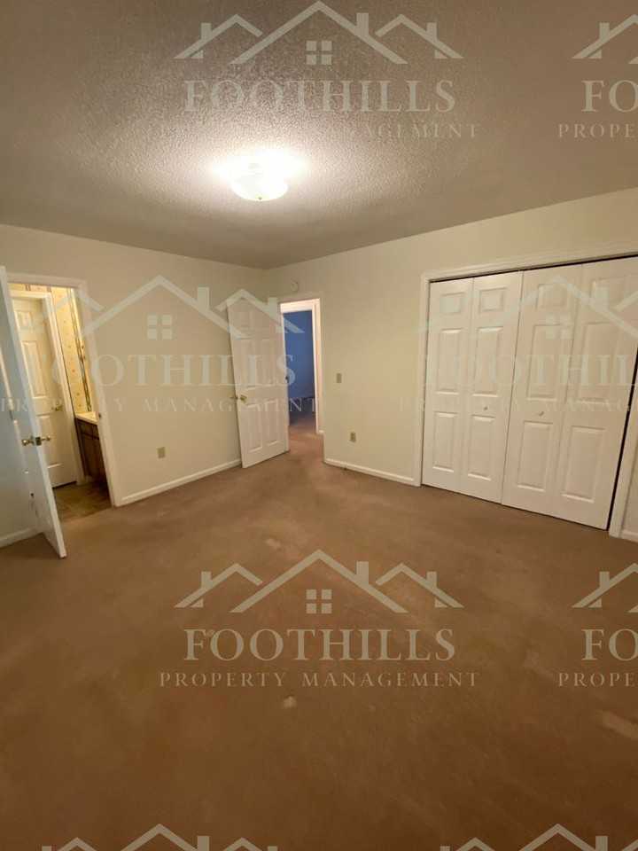 502 Woodcrest Dr - Photo 2 of 17