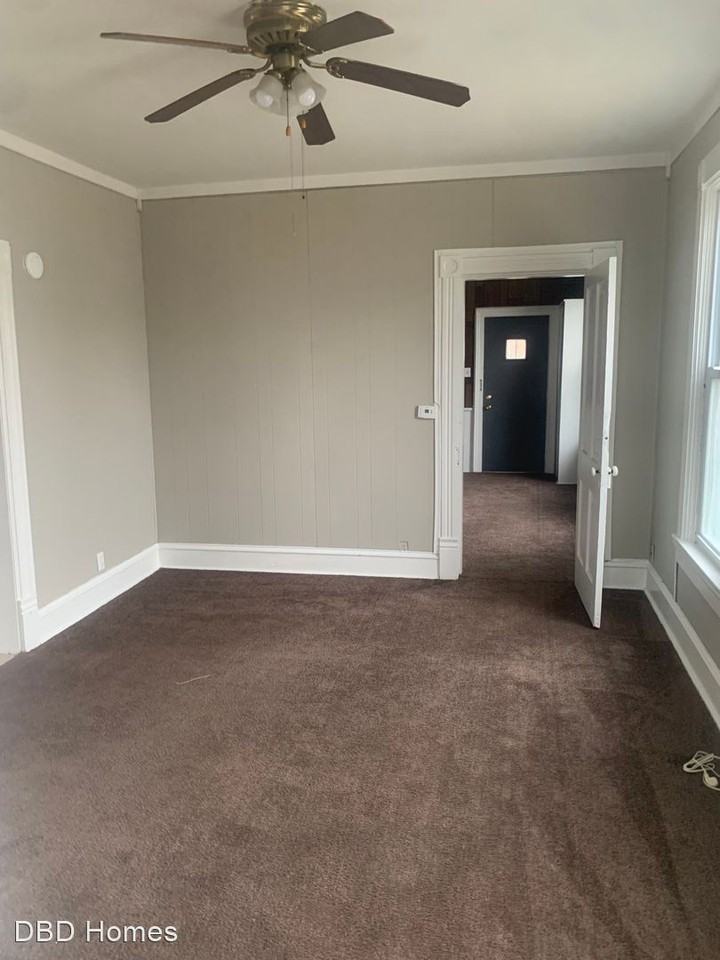 1512 E Lewis St - Photo 2 of 7