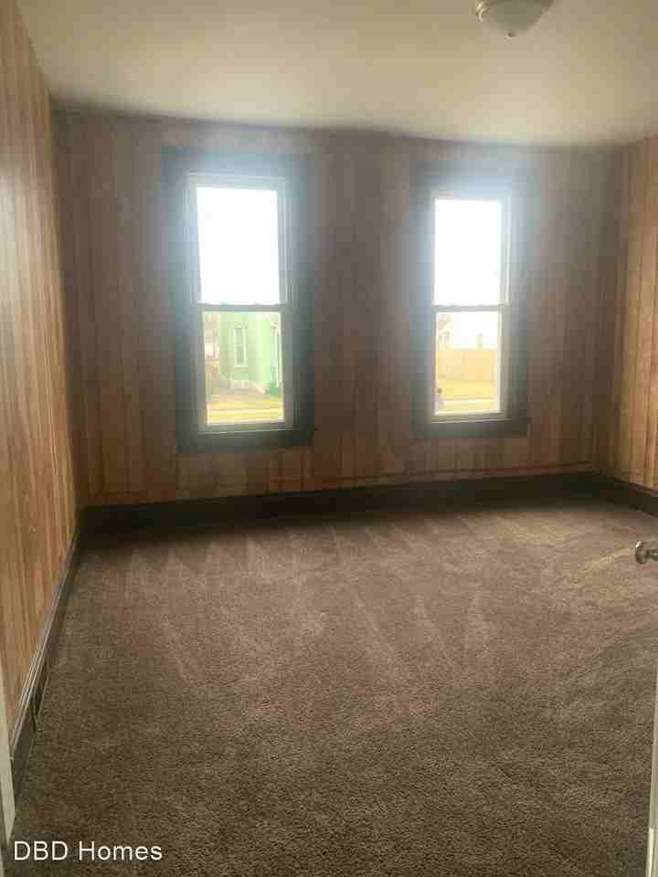 1512 E Lewis St - Photo 3 of 7