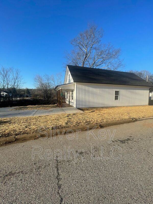 1112 E Madison Ave - Photo 3 of 26