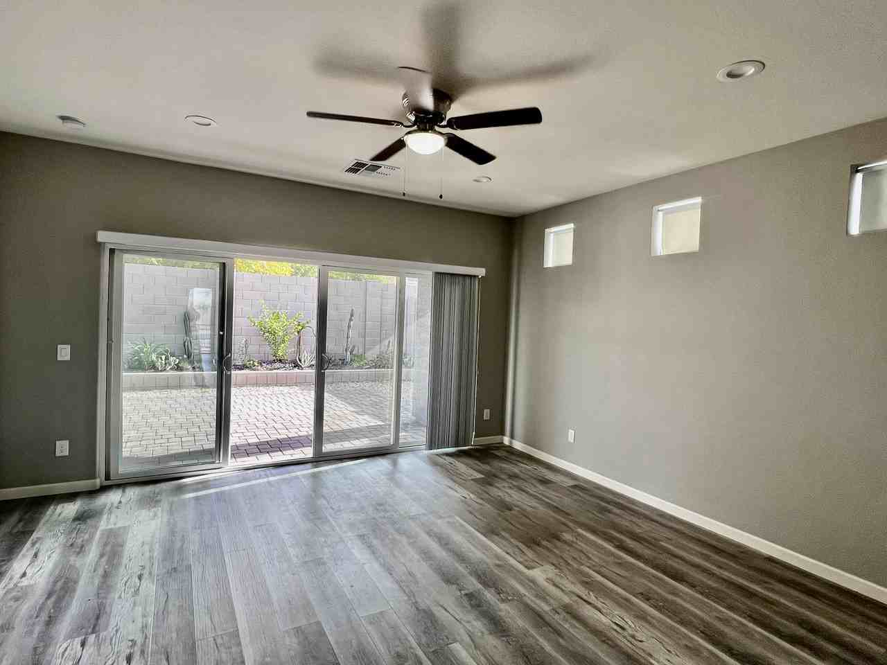 8017 S 6th Dr - Photo 3 of 32