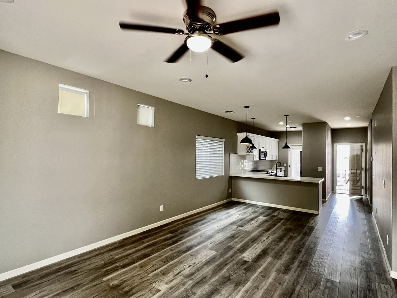 8017 S 6th Dr - Photo 4 of 32