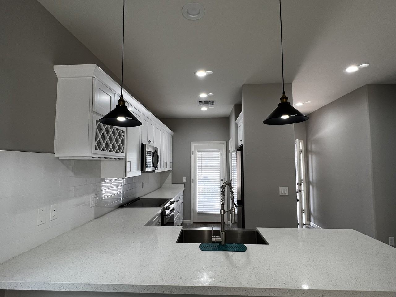 8017 S 6th Dr - Photo 5 of 32