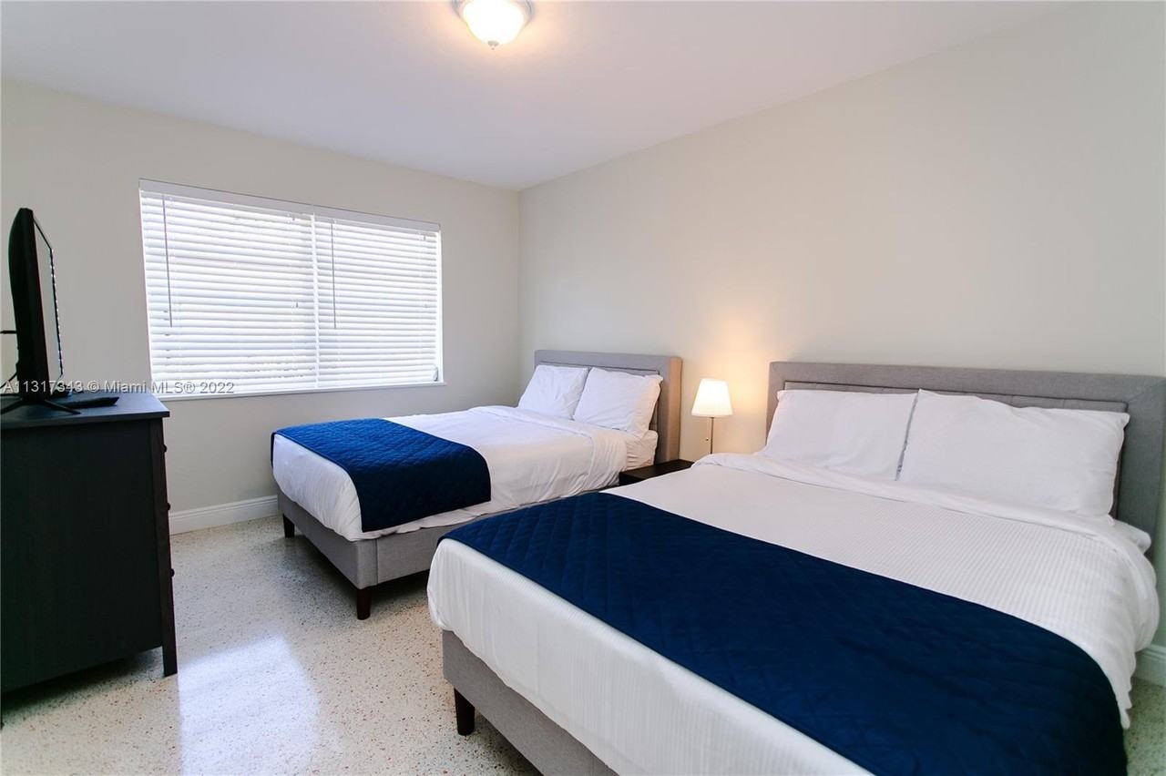 951 Washington St - Photo 4 of 26