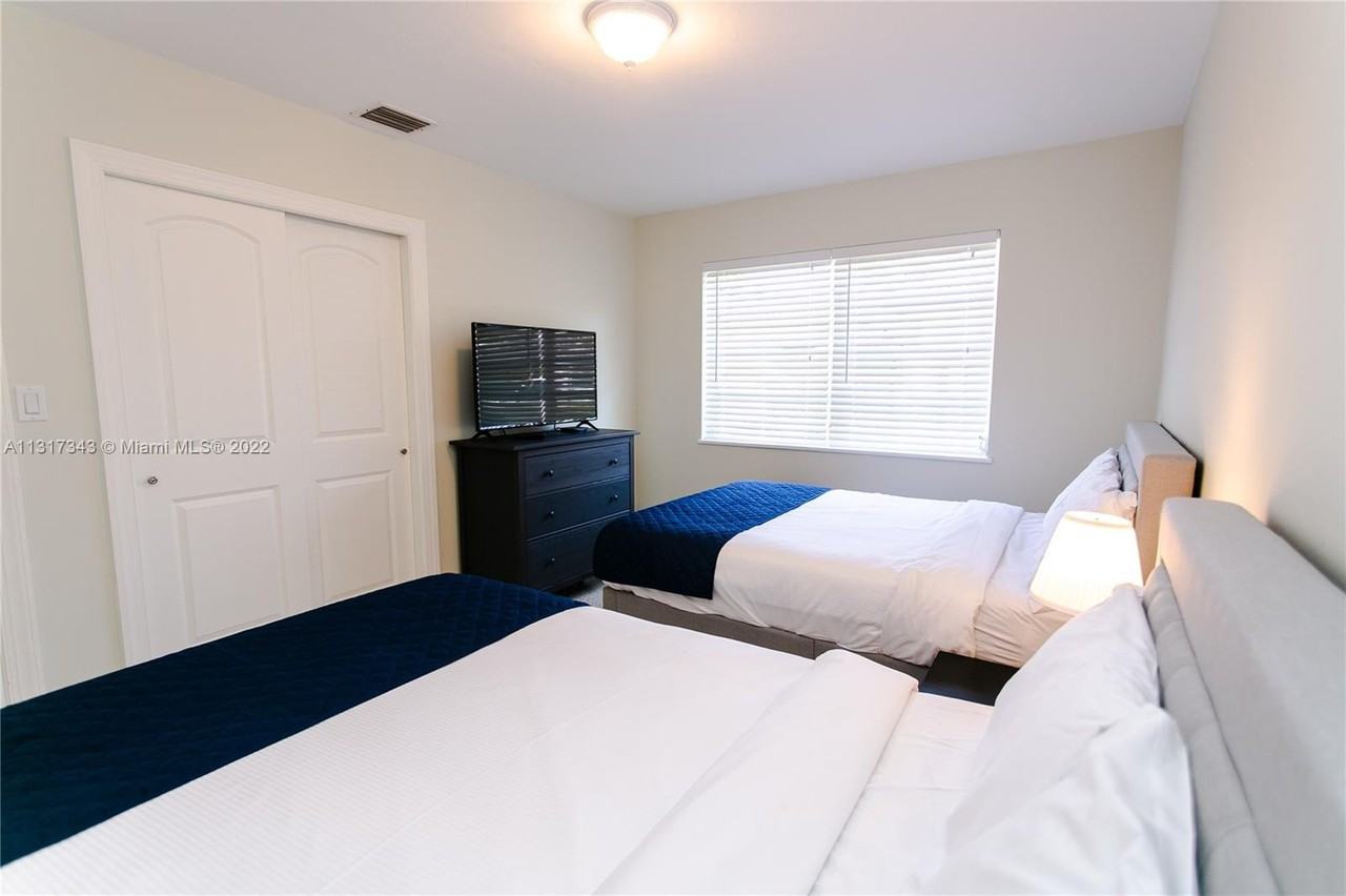 951 Washington St - Photo 5 of 26