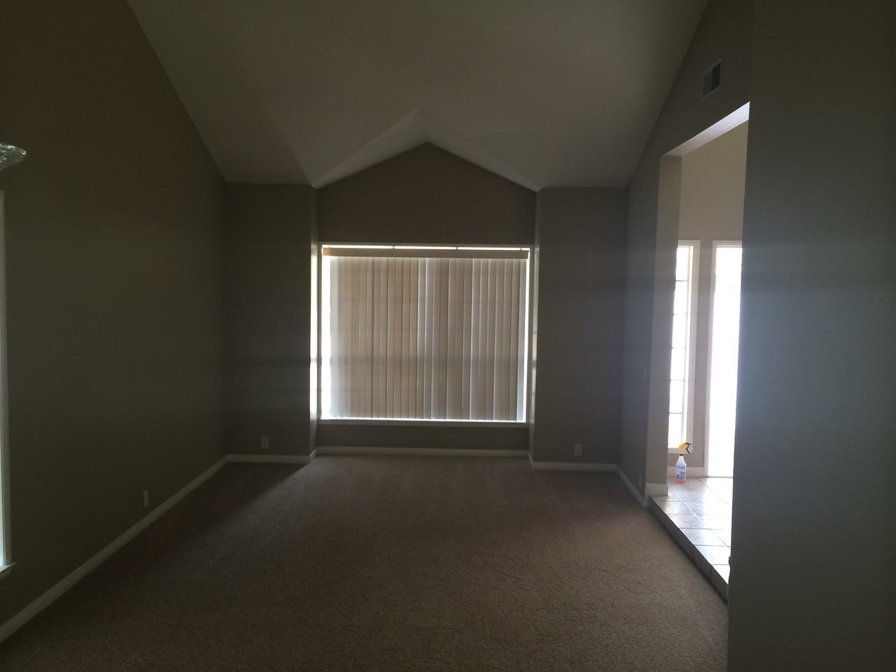 16636 Treetop Ln - Photo 3 of 12