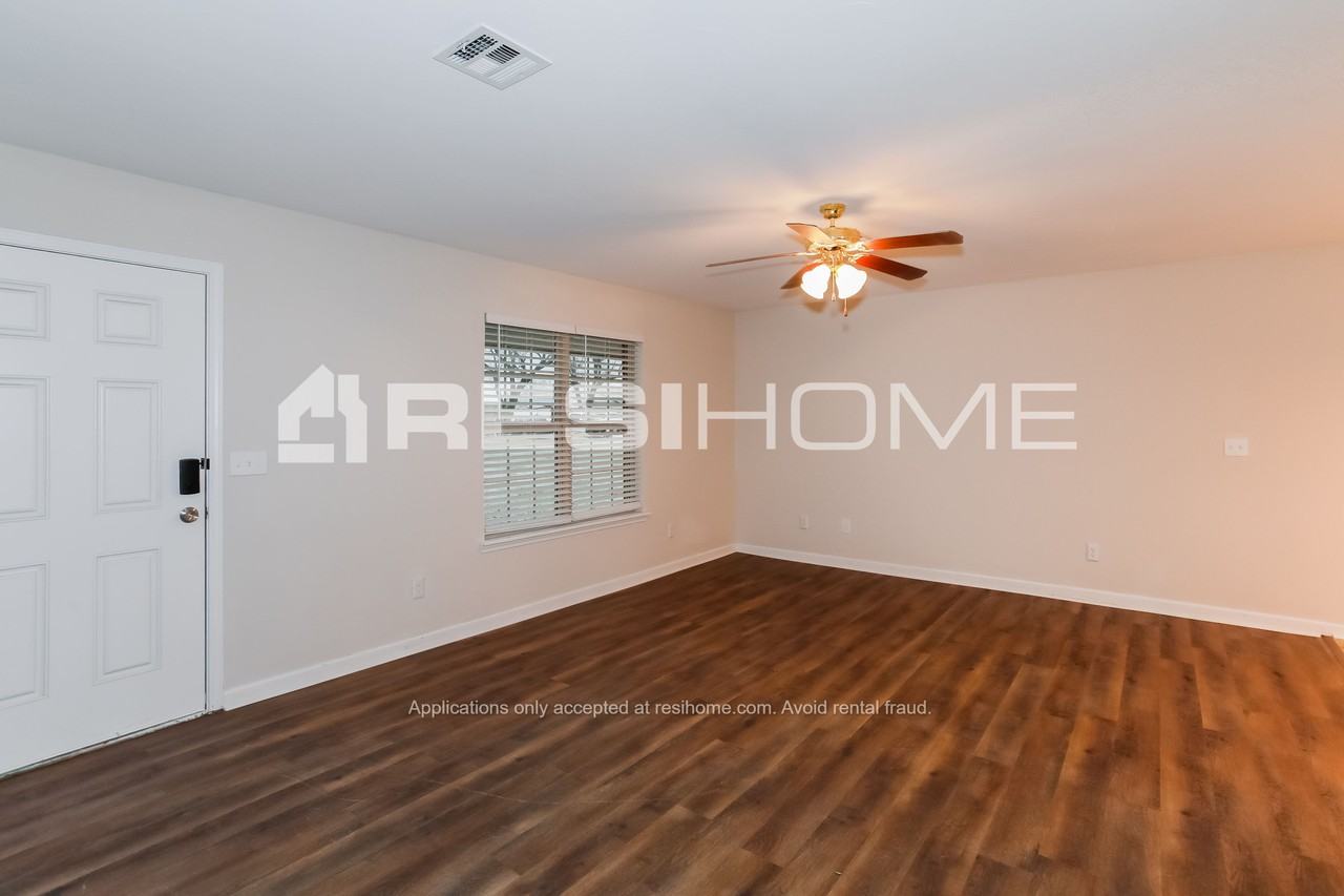 132 W Wayne St - Photo 3 of 17
