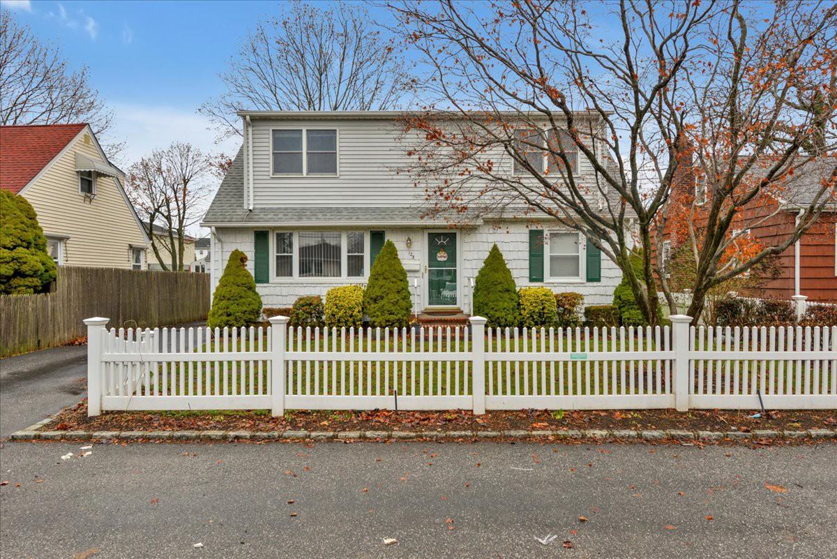 123 E 10th St - Photo 2 of 20