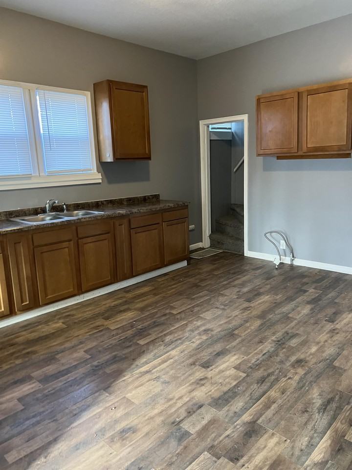 1918 W Howett St #1 - Photo 2 of 13