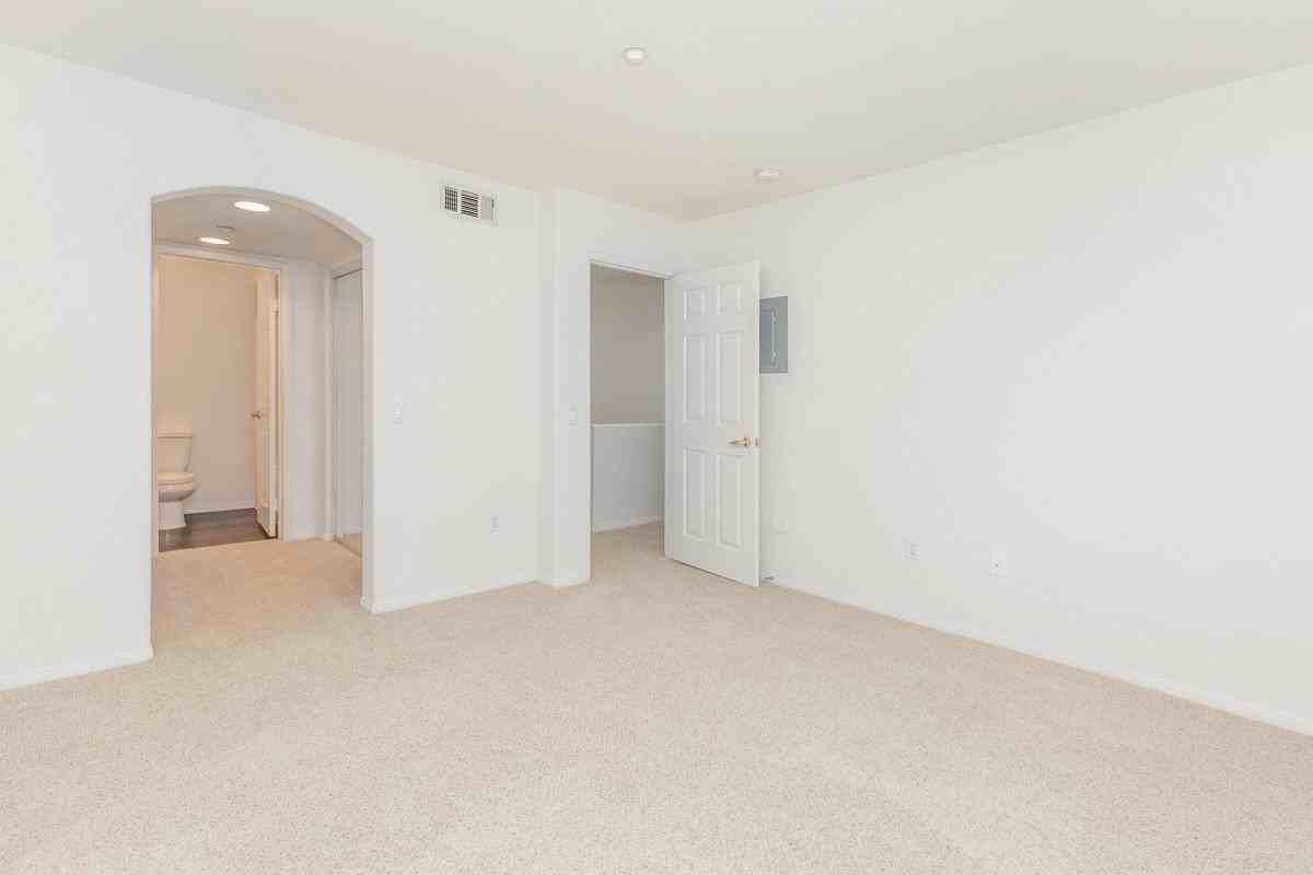 246 Lincoln St - Photo 5 of 11