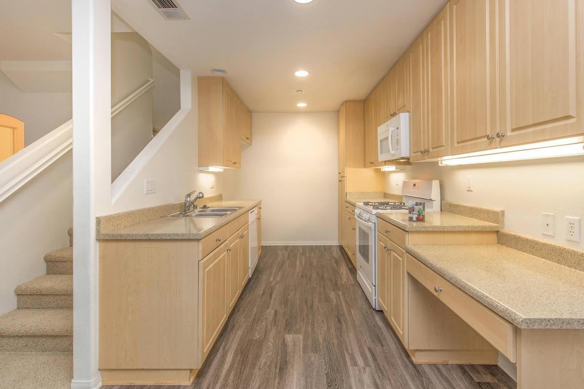 246 Lincoln St - Photo 2 of 11