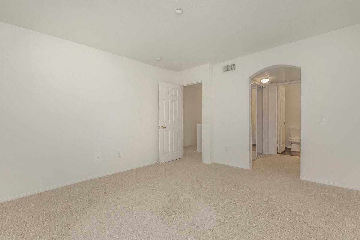 246 Lincoln St - Photo 7 of 11