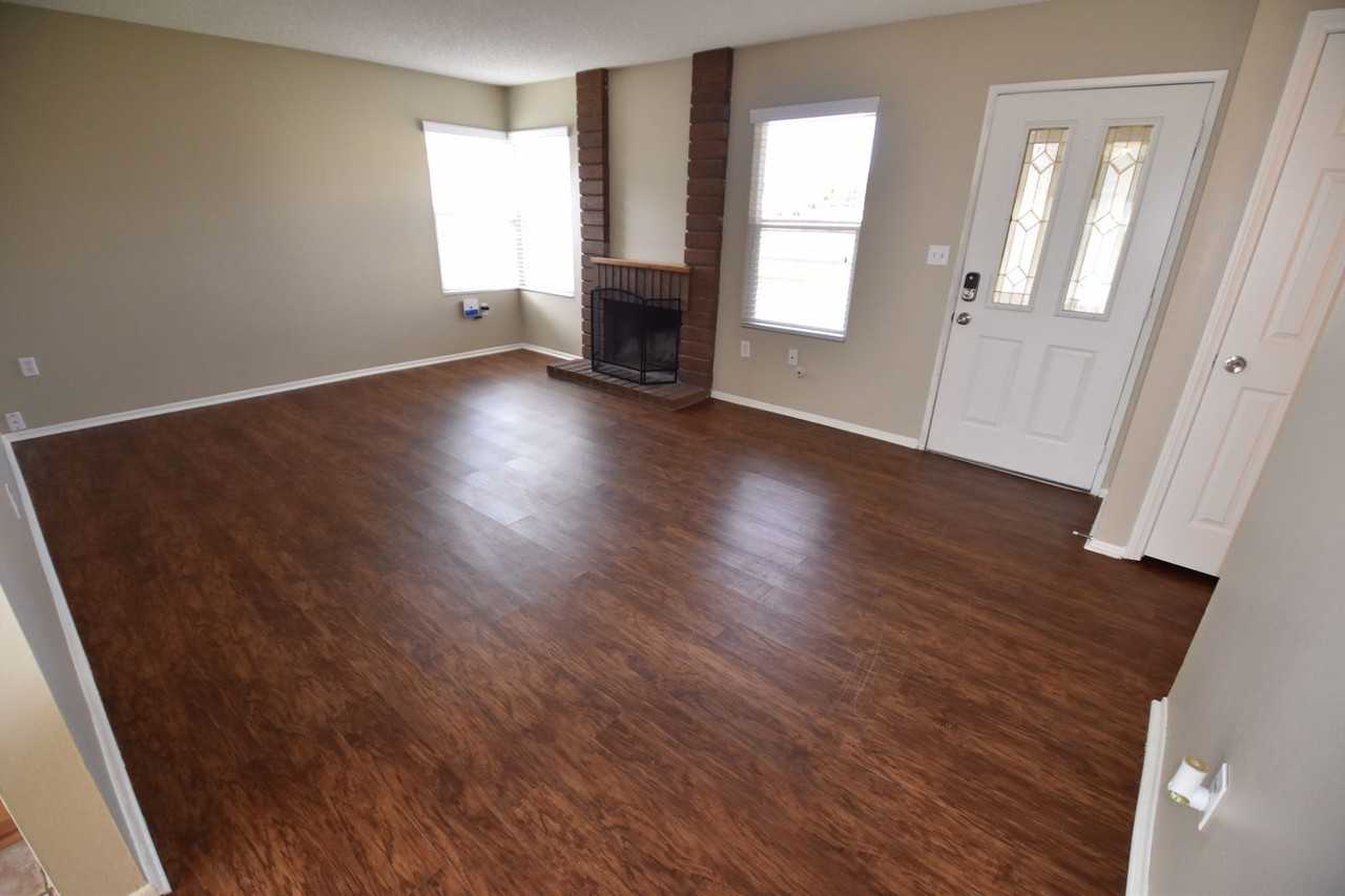 11726 National Dr - Photo 2 of 12