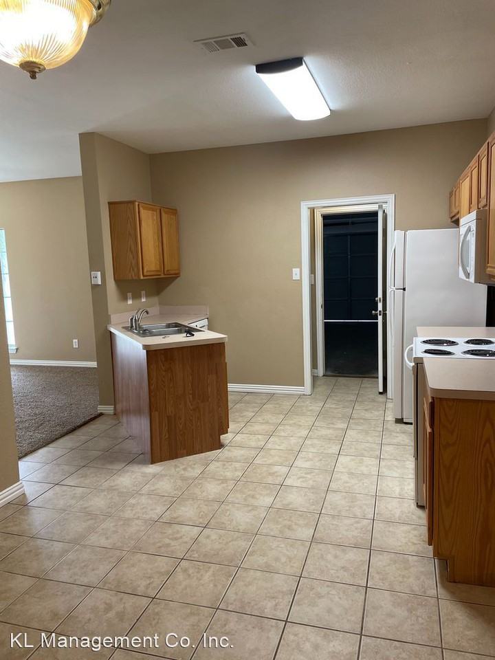 991 SIERRA VISTA CT 991 SIERRA VISTA CT - Photo 2 of 19