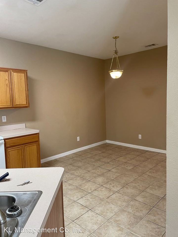 991 SIERRA VISTA CT 991 SIERRA VISTA CT - Photo 3 of 19