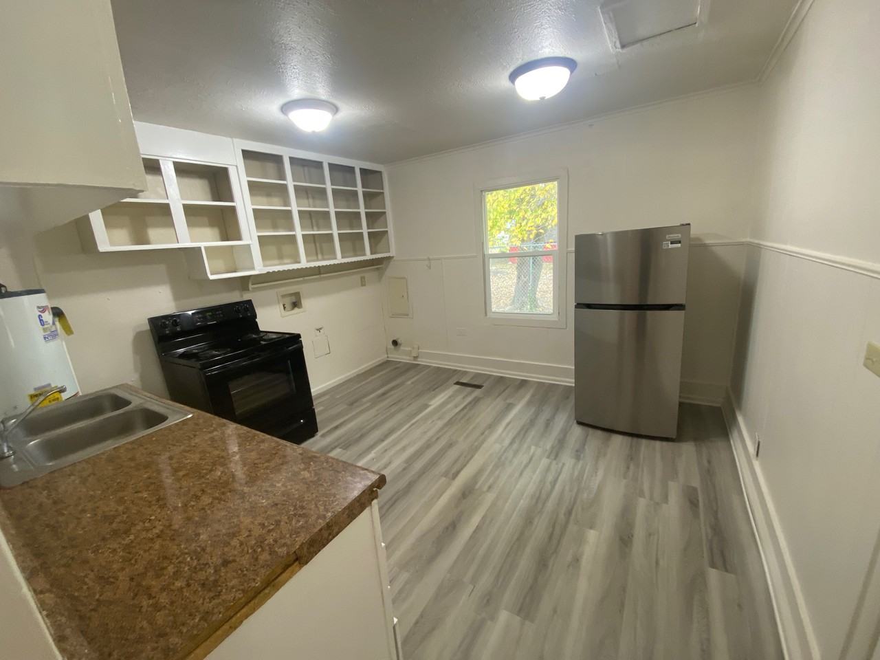 1244 Midway Ct - Photo 3 of 10
