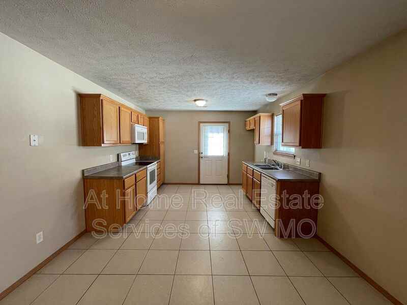 1245 N Northwood Ave - Photo 3 of 8