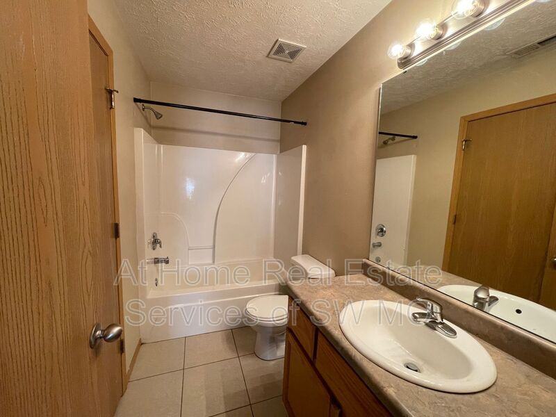 1245 N Northwood Ave - Photo 7 of 8