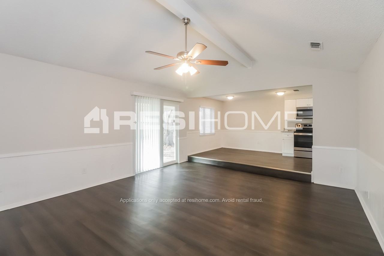 7324 Maple Dr - Photo 3 of 18