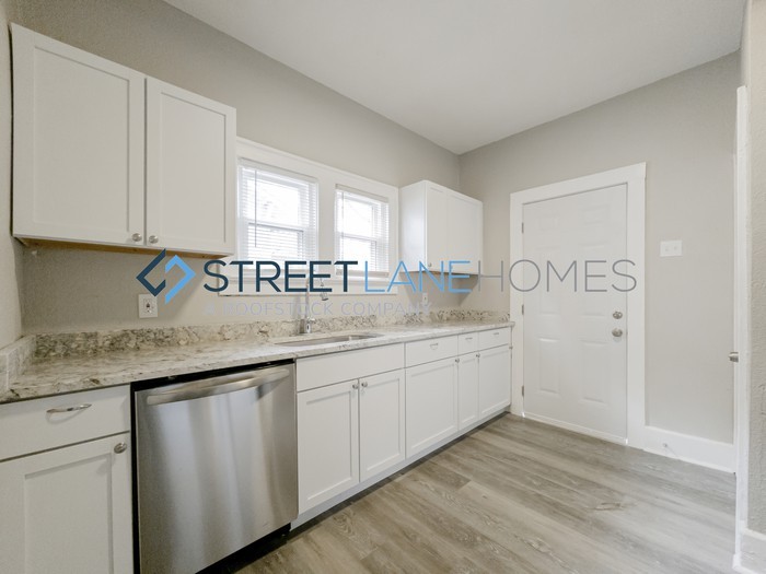 2433 Washington Ave - Photo 3 of 23