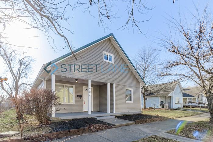 723 3rd St - Photo 3 of 16