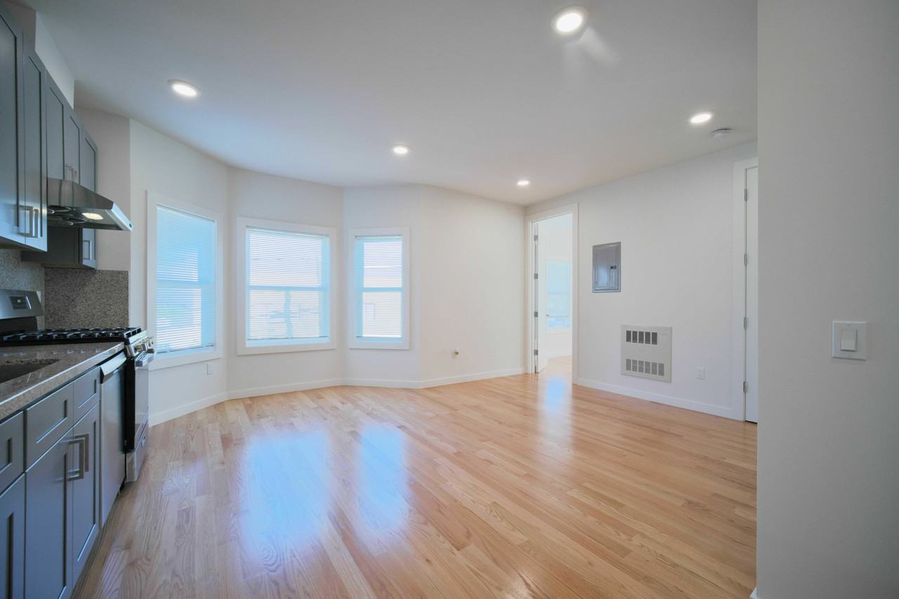 6002 Mission St - Photo 3 of 12