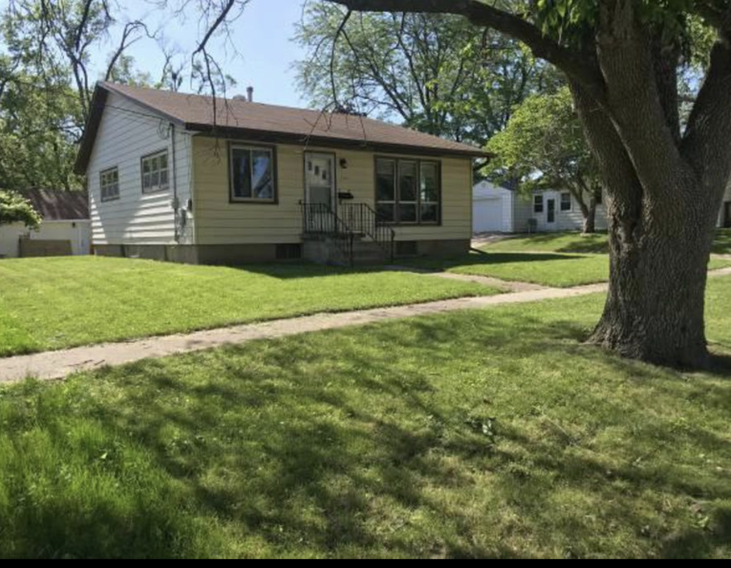 702 S 4th St 1, Knoxville, IA 50138 2 Bedroom Apartment for Rent