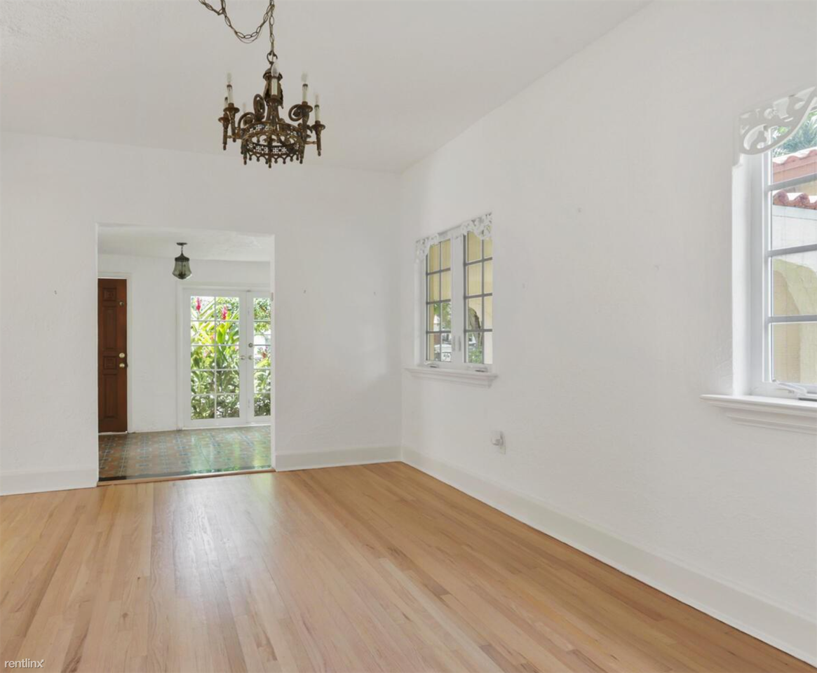 2504 Alhambra Cir - Photo 3 of 8